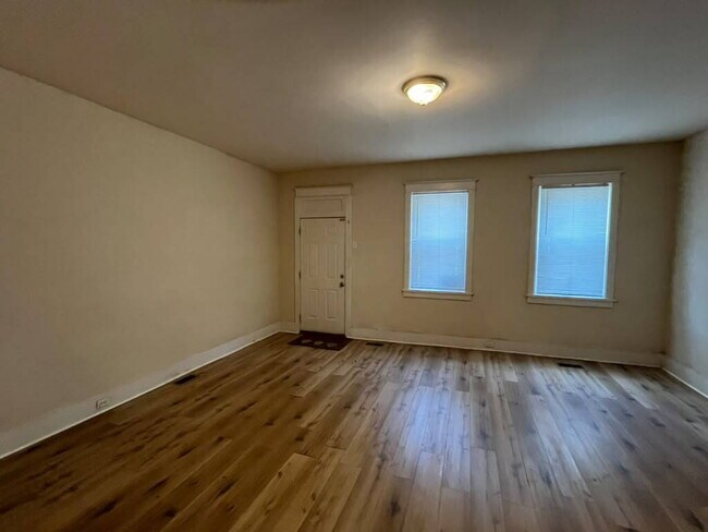 Photo - "Charming 1-Bedroom FIRST FLOOR Duplex in St. Louis City- Your Spacious 850 sq. ft. Retreat Await... Unit 1F