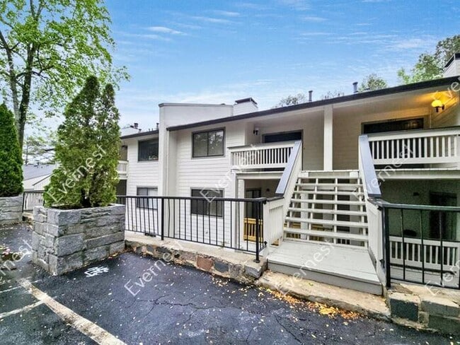 Building Photo - 3815 Paces Ferry W Rental