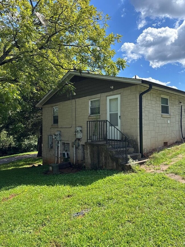 Photo - For Rent – $1,100/month | 2 Bed | 1 Bath Unit 2964 Old Shelby Rd