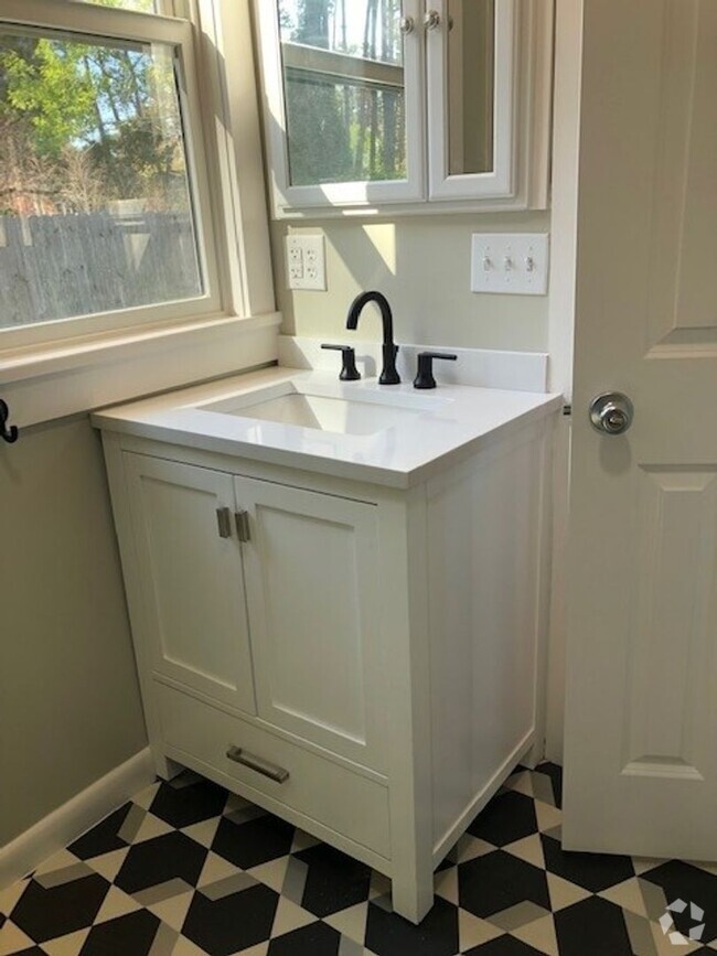 Building Photo - One Bedroom loft apartment for rent in Manteo