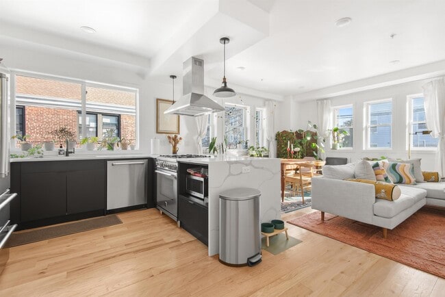 Building Photo - 310 4th St Unit 2-A