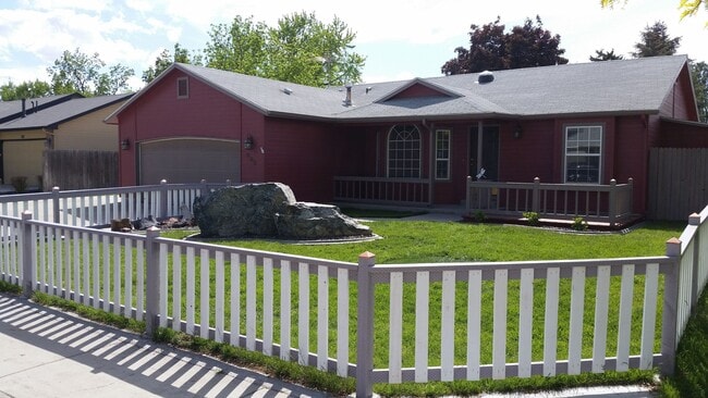 Building Photo - Beautiful Home with Hobby Shop and RV PARKING