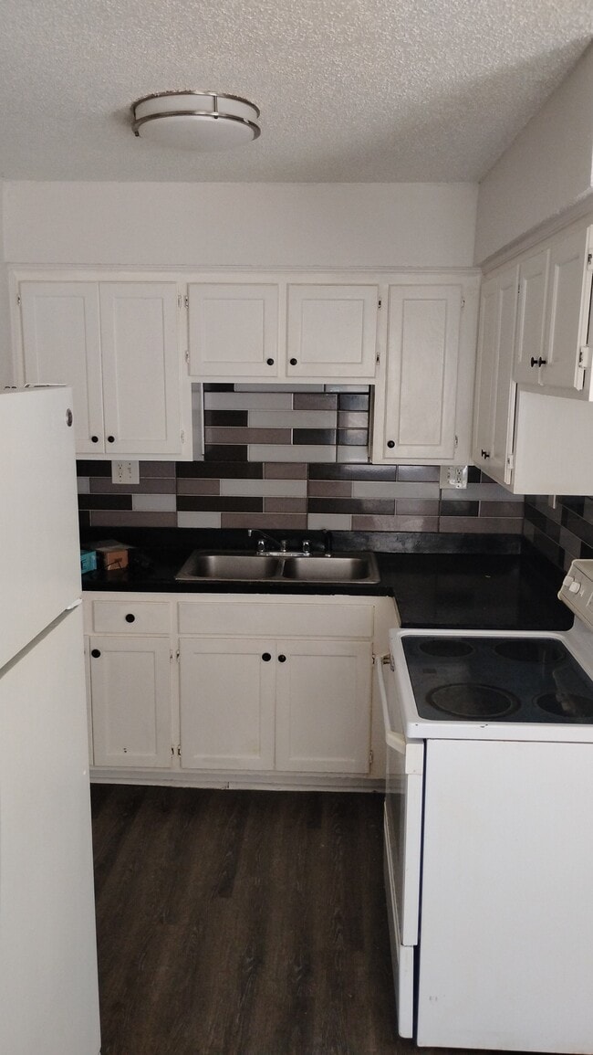 Building Photo - 2420 E 70th St Rental