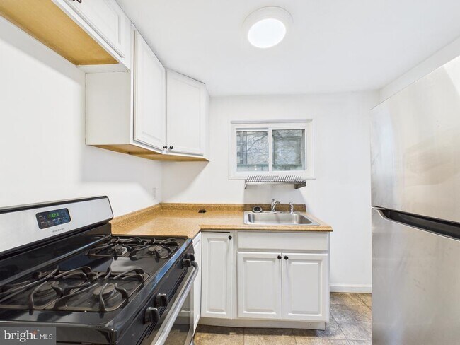 Photo - 1825 Carlton St