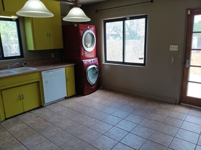 Photo - Charming 2-bedroom, 1-bathroom home! Showings available now! Move in special!!