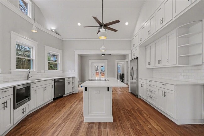 Building Photo - 202 Lansdowne Ave