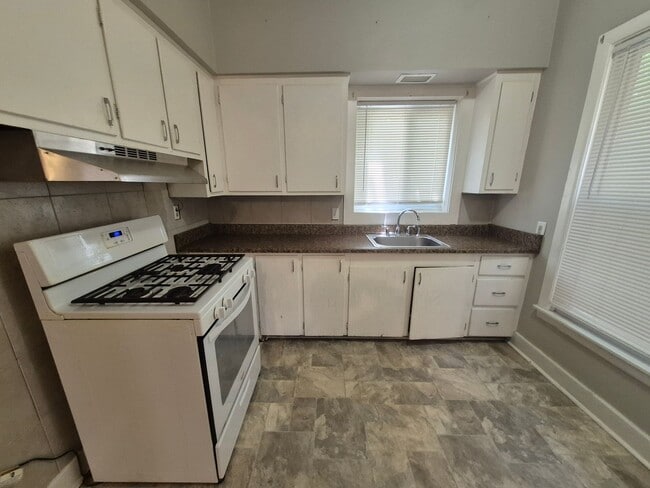Building Photo - 47 Elmhurst-VR Unit 47-1