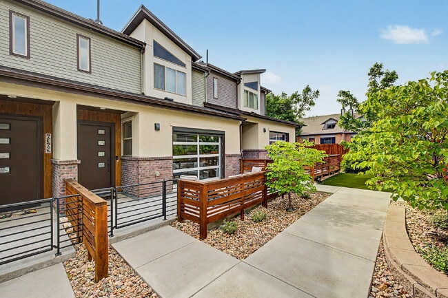Photo - 6363 Nelson St