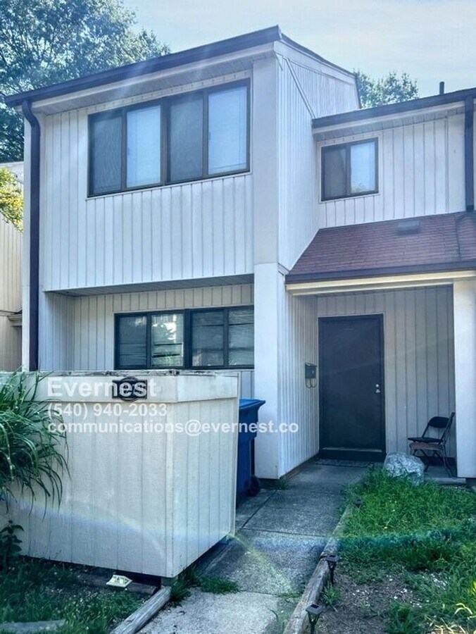 Charming 3-Bedroom Townhome in Prime Locat... - Charming 3-Bedroom Townhome in Prime Locat...