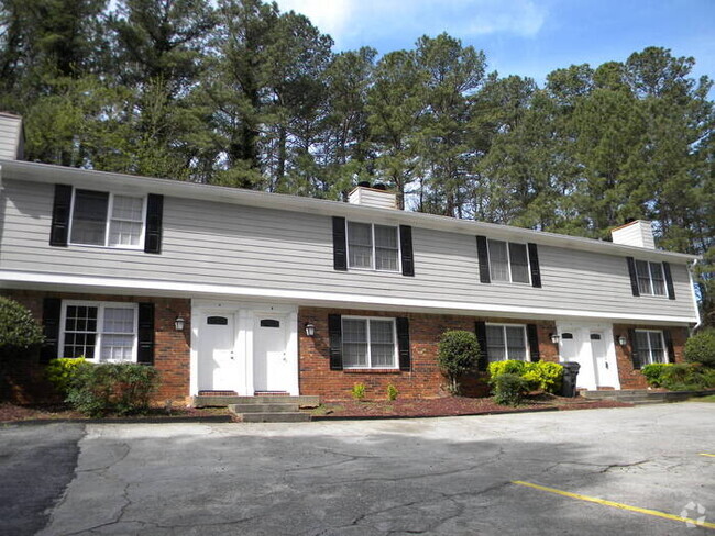 Building Photo - LIlburn 2 Bed/2.5 Bath End Unit Townhouse!...