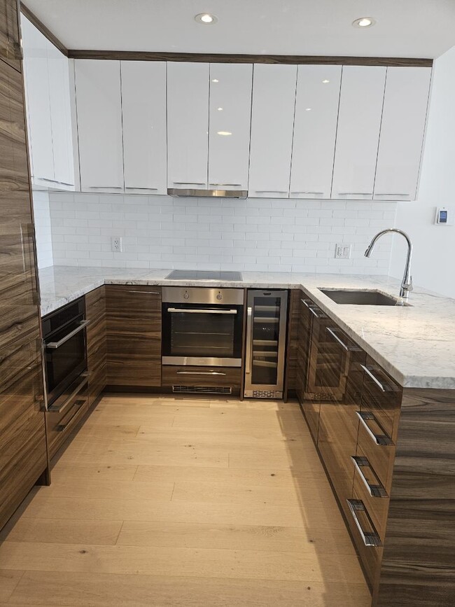 Building Photo - 488 University Ave Unit 2712