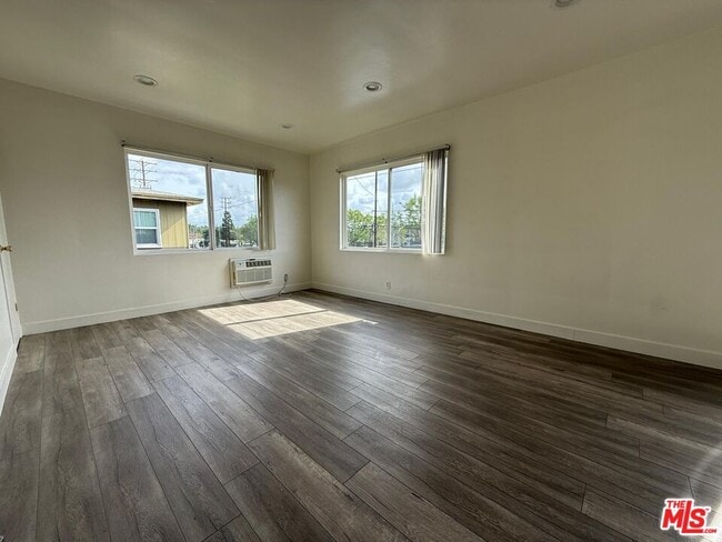 Building Photo - 13233 Oxnard St Unit 4