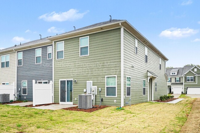Photo - 760 Kitfox Dr NW