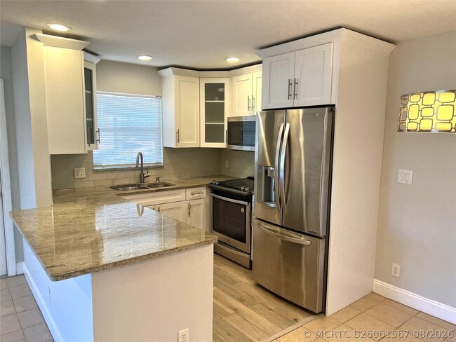 Building Photo - 2840 NE 14th St Unit 314A