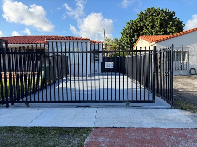 Building Photo - 1765 SW 21st St Unit 2