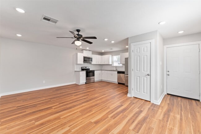 Photo - 8617 Clarington St