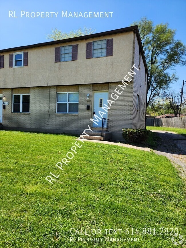 Building Photo - Spacious 3 bedroom 1.5 bathroom town home