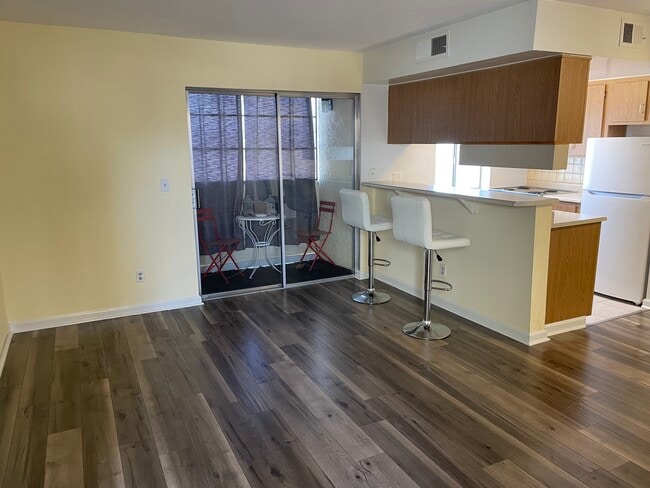 Building Photo - 12123 W Bell Rd Unit 216 Rental