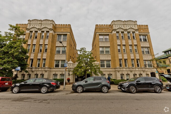 Building Photo - 4240 N Clarendon Ave Rental