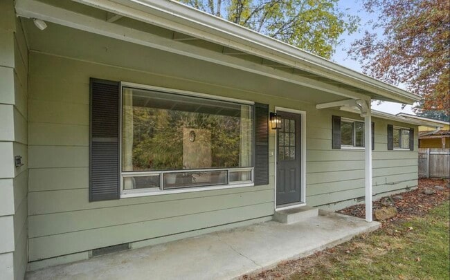 Photo - 2594 Hummingbird St NE