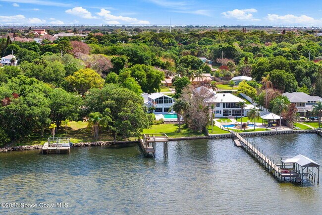 Photo - 975 Oak St