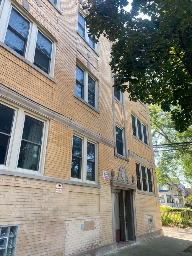 Photo - 4005 W Waveland Ave Apartment Unit 2