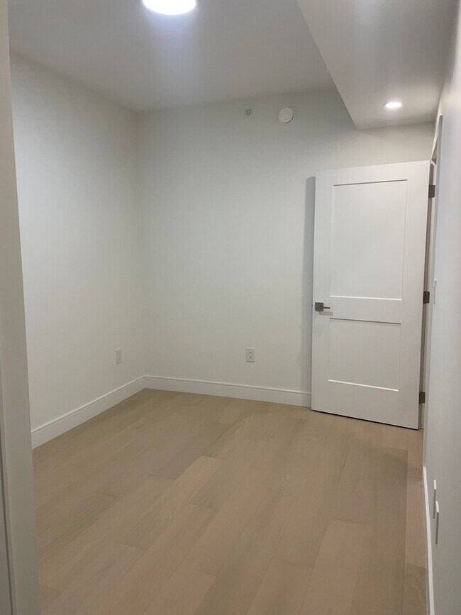 Photo - 918 32nd Av W