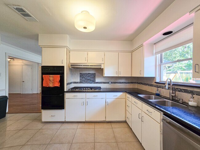 Photo - 9507 Meadowbriar Ln