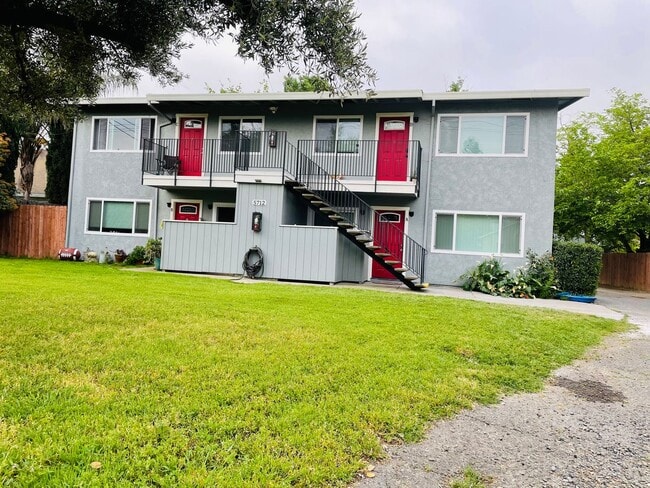 Building Photo - 5712 Kenneth Ave Unit 5712 Kenneth Ave #B