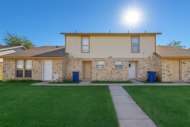 Building Photo - Stylish 2-Bedroom Townhome with Private Patios & Modern Finishes in Burleson, TX Unit 425 SW Thomas St. Apt. B