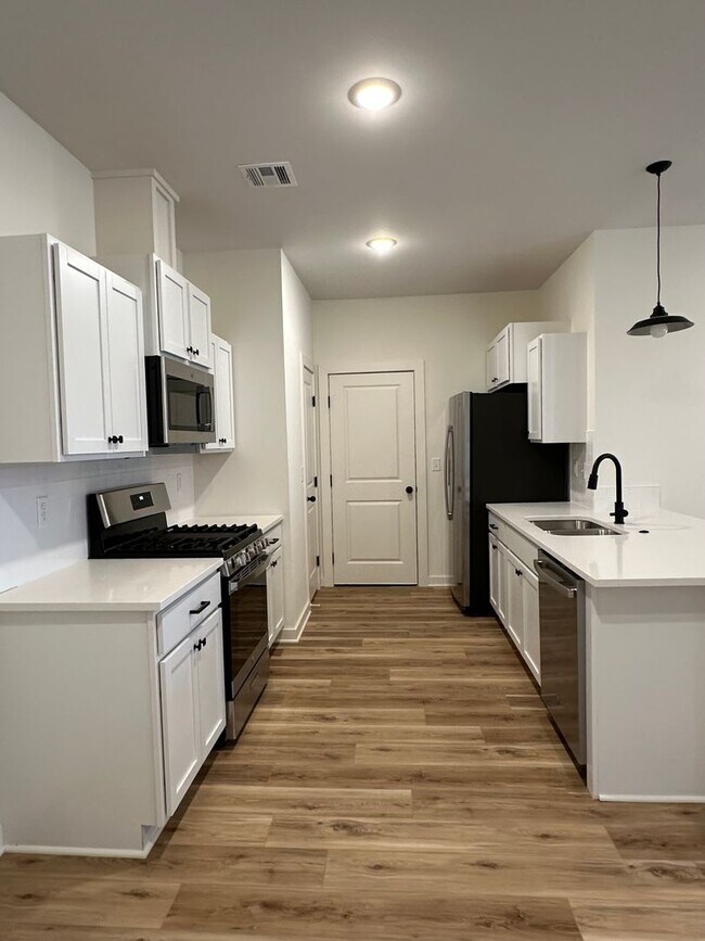 *Beautiful new duplexes in Goddard School House House Rental in