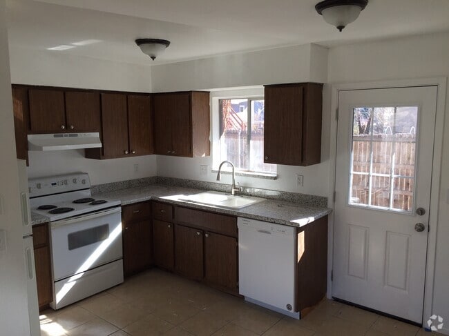 Building Photo - 134 N Willow St Unit 2 Rental