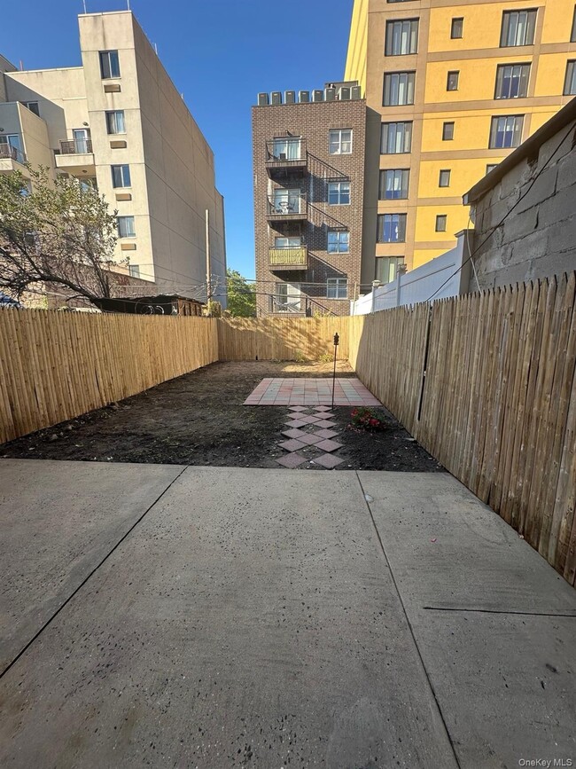 Building Photo - 21 Vernon Ave Unit One - Garden Level