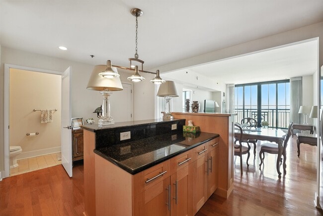 Photo - 1025 Maxwell Ln Unidad 400