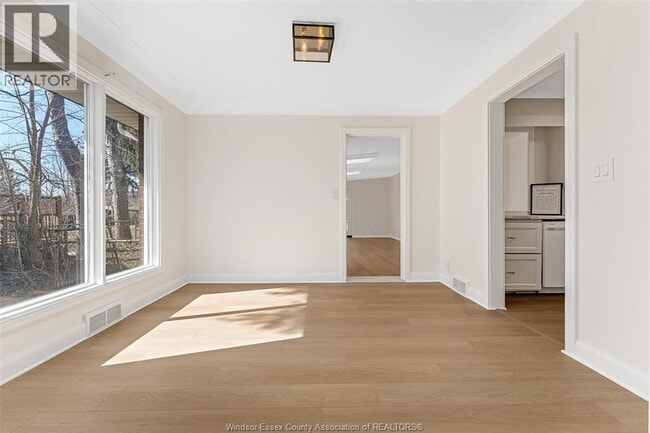 Photo - 132 Division St N