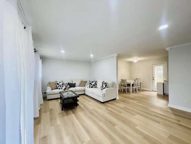 Photo - 2547 Empire Dr