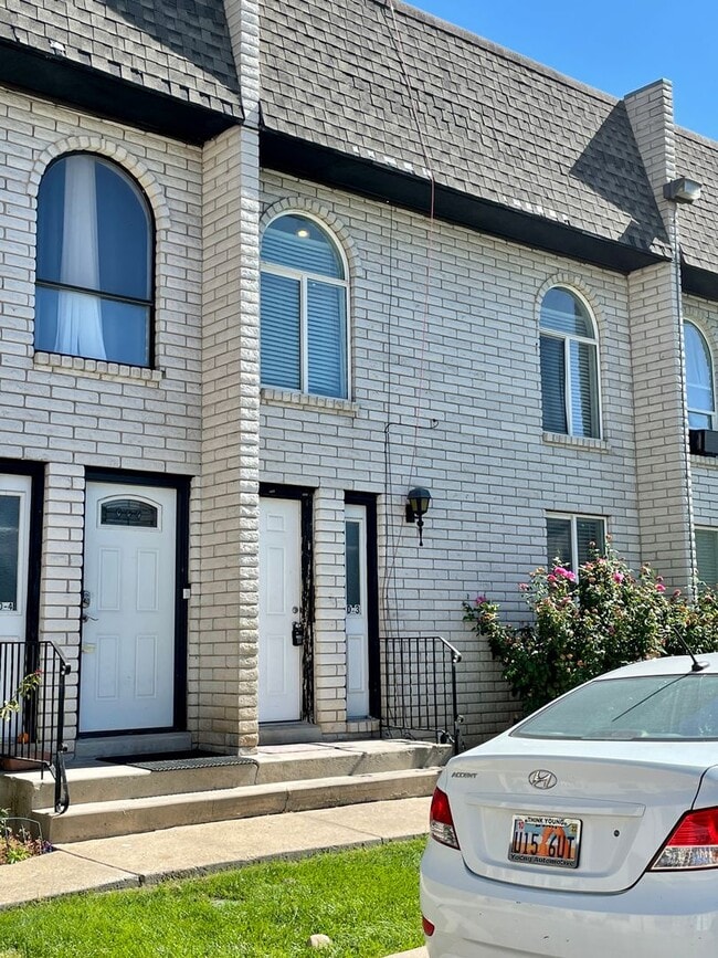 Building Photo - 1554 Monroe Blvd Unit FJ 1554
