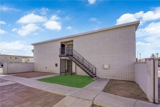 Building Photo - 2908 E Poplar Ave Rental