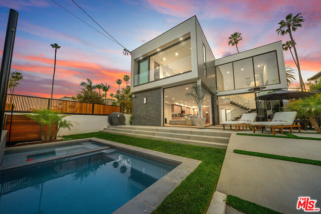 Photo - 200 N Doheny Dr Casa