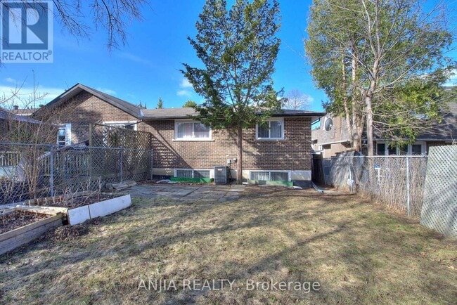 Photo - 128 Loganberry Crescent