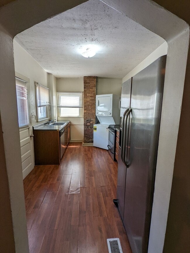 Building Photo - Large 2 Bedroom Close to Carson St -- Avai... Unit 1 Rental