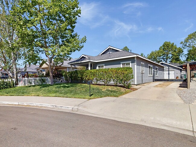 Building Photo - 888 El Capitan Way