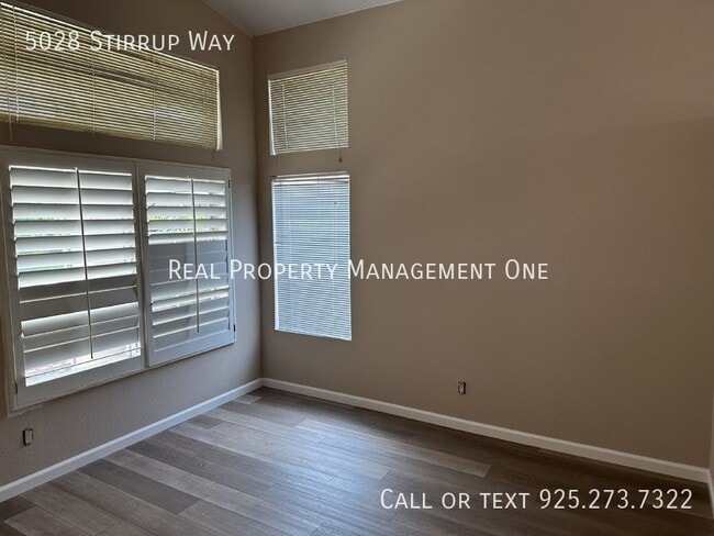 Photo - 5028 Stirrup Way
