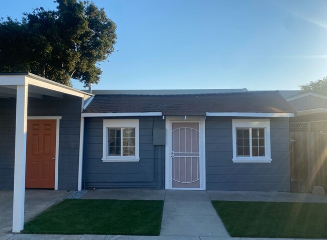 Building Photo - Beautifully maintained detached house with A/C, parking, refrigerator, washer and dryer, private ... Unit 1141 1/2