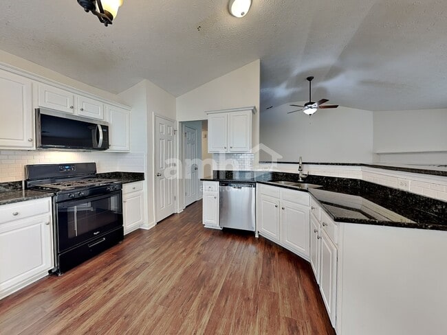 Photo - 558 The Blvd