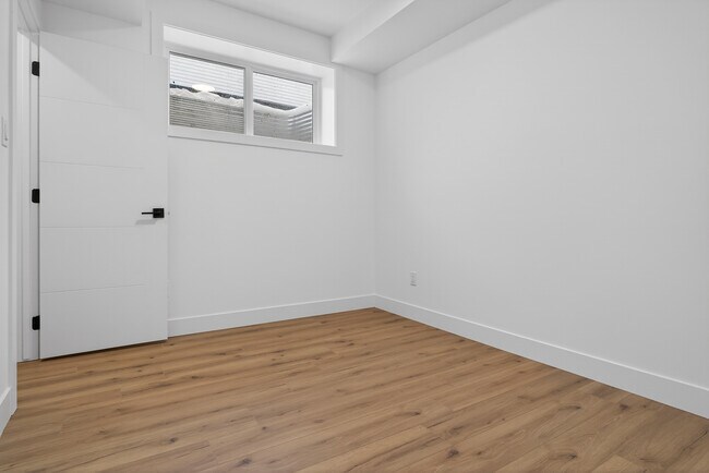 Photo - 9232-92385 85 St NW Unit 5