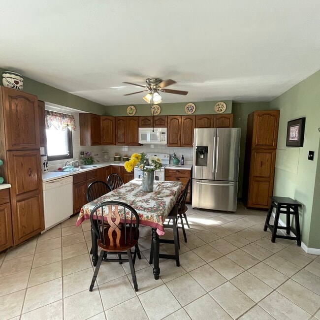 Kitchen - 18668 Olive Street Rd