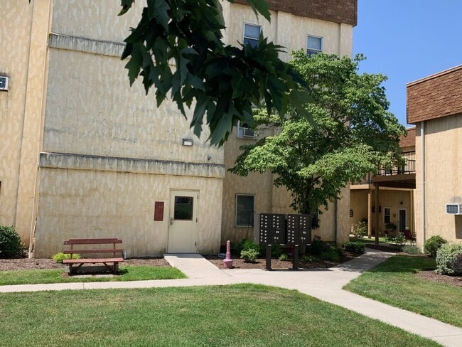 Building Photo - Two bedroom Condo in Renaissance Gardens