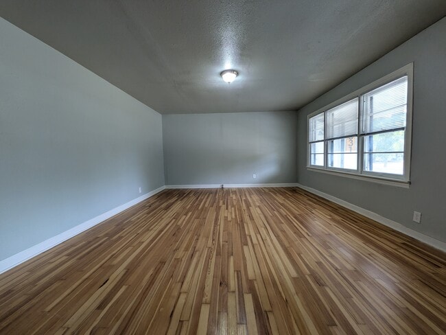Photo - 327 G St NE