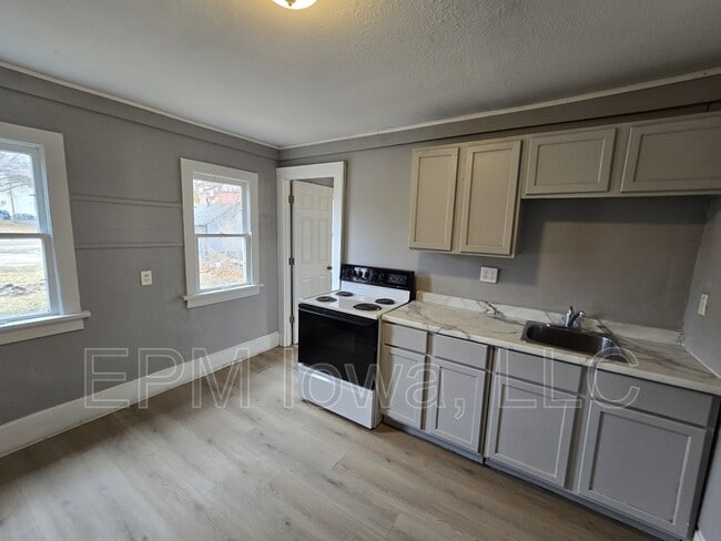 Photo - 714 W 1st St